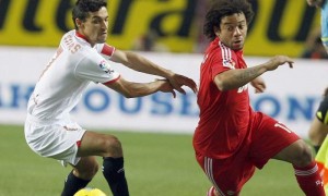 Marcelo se lleva el balón ante Jesús Navas en el partido entre Sevilla y Real Madrid. Foto: Eduardo Abad / Efe