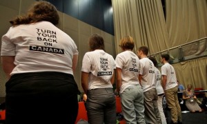 Fotografía cedida por la Delegación de Jóvenes de Canadá, en la que se ve a un grupo de miembros de esta organización dando la espalda ostensiblemente al ministro de Medio Ambiente, Peter Kent, durante su intervención en la Cumbre del Clima de Durban, Sudáfrica, el pasado 7 de diciembre. Foto: Malkolm Boothroyd / Canadian Youth Delegation / Efe