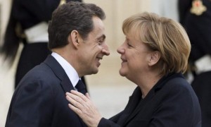 Nicolas Sarkozy da la bienvenida a la canciller alemana, Angela Merkel, a su llegada al Palacio del Elíseo en París (Francia) para avanzar las propuestas comunes, de cara a la cumbre europea de esta semana. Foto: Ian Langsdon / Efe