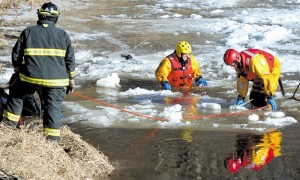 Los equipos de rescate encontraron en la tarde de este martes dos botas. Según la Policía, una de ellas pertenece a Maxime, el niño de seis años de edad que desapareció tras caerse en un río helado el pasado lunes, en Quebec. Foto: Paul Chiasson / CP