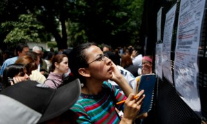 Una mujer lee las instrucciones para obtener un visado en las afueras de la embajada de Canadá en Ciudad de México, en una imagen de archivo. Foto: AP