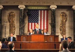 WASHINGTON (EEUU).- El vicepresidente estadounidense, Joe Biden (c-i), y el presidente de la cámara de representantes, John Boehner (c-d), escuchan al presidente estadounidense, Barack Obama (c), pronunciar su tercer discurso sobre el estado de la unión este martes en una sesión conjunta del Congreso en la sede del Capitolio en Whasington (EEUU.