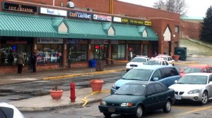 La policía de Toronto trabaja en la escena del crimen donde murió Chris Thompson, quien falleció tras ser disparado mientras trabajaba como peluquero en el Malvern Town Centre, en Scarborough, el martes 24 de enero de 2012. (Foto: Tamara Cherry/CTV News)