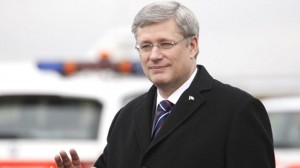 El primer ministro, Stephen Harper, llega a la ciudad de Davos, Suiza, para participar en el Foro Económico Mundial, el miércoles 25 de enero de 2012. (Foto: Adrian Wyld/The Canadian Press)