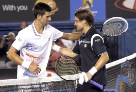 MELBOURNE (AUSTRALIA).- El tenista español David Ferrer (dcha) saluda al serbio Novak Djokovic (izda) tras el partido que enfrentó a ambos en el Abierto de Australia en Melbourne, este miércoles, 25