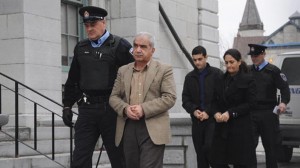 Mohammad Shafia, Tooba Yahya y Shafia Hamed llegan a la Corte del Contado de Frontenac, en Kingston, en la mañana del miércoles 25 de enero de 2012. (Foto: Lorian Bélanger/RDI)