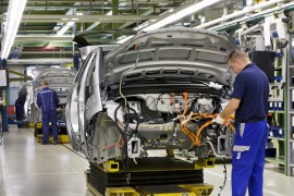 Estadísticas Canadá anunció que Canadá generó 180.000 puestos de empleo en 2011, pero la mayor parte de este crecimiento fue durante el primer semestre y el empleo disminuyó en 55.000 empleos en el último trimestre.