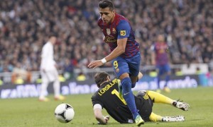El delantero chileno del F. C. Barcelona Alexis Sánchez supera al guardameta del Real Madrid, Iker Casillas, durante el encuentro correspondiente a la ida de los cuartos de final de la Copa del Rey, disputado en el estadio Santiago Bernabeu, en Madrid. Foto: Zipi / Efe