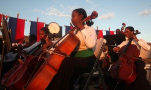 Artistas actúan en una ceremonia en honor de las víctimas del sismo que devastó Haití el 12 de enero de 2010, presidida por el presidente haitiano, Michel Martelly, este jueves, en Titanyén (Haití). El terremoto causó 300.000 muertos y 1,5 millones de afectados. Foto: Orlando Barría / Efe