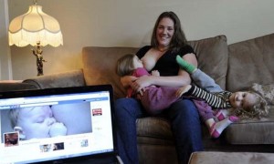 Emma Kwasnica, dando el pecho a una de sus hijas. Foto: Jenelle Schneider / Postmedia News