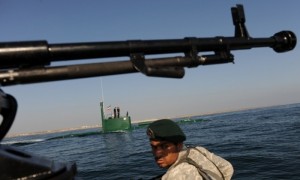 Ejercicios navales de la Armada iraní en el estrecho de Ormuz, en una imagen de archivo. Un tercio del petróleo transportado por vía marítima pasa a través de Ormuz, unos 15 millones de barriles de petróleo cada día, de acuerdo con la Administración para la Información Energética de Estados Unidos.