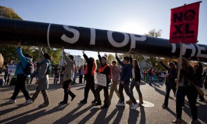 Manifestantes contra el oleoducto Keystone XL, el pasado 6 de noviembre, en Washington, EE UU. Foto: AP