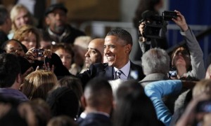 El presidente estadounidense, Barack Obama, saluda tras un acto en el que habló sobre economía en el Instituto Shaker Heights, en Shaker Heights, Ohio (EE UU). Foto: David Maxwell / Efe