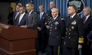 El presidente de EE UU, Barack Obama, junto al secretario de Defensa Leon Panetta (2i), y al jefe del Estado Mayor Conjunto, el general Martin Dempsey (3d). Foto: Shawn Thew/ Efe