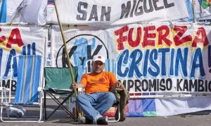 Un simpatizante de la presidenta argentina, Cristina Fernández, espera noticias sobre su estado de salud a las puertas del Hospital Austral, en la periferia de Buenos Aires, donde ingresó la mandataria para ser operada de un cáncer de tiroides. Sus seguidores colocaron en la zona de acceso al centro sanitario pancartas de aliento para la jefa del Estado. Foto: Leo La Valle / Efe