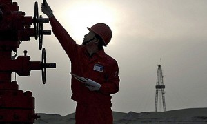 Un trabajador de la compañía estatal china PetroChina, en una imagen de archivo. Foto: AP