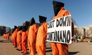 Activistas vestidos como presos de Guantánamo se manifiestan mostrando un cartel en el que se lee "Cerrad Guantánamo" en la avenida Pensilvania, en los alrededores de la Casa Blanca, en Washington DC, Estados Unidos, este martes. Foto: Michael Reynolds / Efe