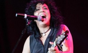 La cantante Rosana, durante su actuación esta en el concierto solidario "Lorca somos todos". Foto: Efe
