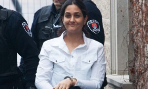 Tooba Mohammad Yahya, esposada, a su llegada este martes a la corte de Kingston, Ontario, donde está siendo juzgada. Foto: Lars Hagberg / CP
