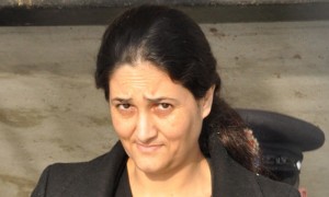 Tooba Yahya llega a la corte, en Kingston, este lunes, en su sexto día de declaración como testigo. Foto: CBC