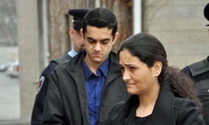 Tooba Yahya y su hijo Hamed Shafia son escoltados a la sala de audiencias del tribunal del condado de Frontenac, en Kingston, Ontario, este miércoles. Foto: Lorian Bélanger / Radio Canada