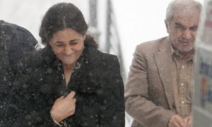 Tooba Yahya y Mohammad Shafia, a la salida de la corte del condado de Frontenac, en Kingston, Ontario, este viernes. Foto: Lars Hagberg / CP