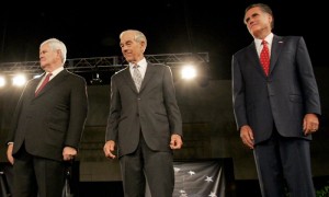 De izquierda a derecha, los candidatos republicanos Newt Gingrich, Ron Paul y Mitt Romney