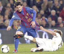BARCELONA.- El defensa portugués del Real Madrid, Fabio Coentrao (d), comete falta sobre el delantero argentino del FC Barcelona, Leo Messi, durante el partido de vuelta de los cuartos de final de la Copa del Rey, que ambos equipos disputaron este miércoles en el Nou Camp, en Barcelona
