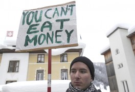 DAVOS (SUIZA).- Los participantes en el movimiento "Occupying WEF" se manifiestan contra la reunión anual del Foro Económico de Davos, Suiza.