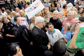 JACKSONVILLE (EE.UU.).- El candidato presidencial republicano Newt Gingrich (c) participa en un acto de campaña ante miembros del "Veterans for a Strong America" en Jacksonville (Florida, Estados Unidos) este jueves. La llegada a Florida de los precandidatos republicanos de EE.UU. ha llenado la radio de mensajes en español, que dejan en evidencia la vieja y polémica afirmación de Gingrich de que el español es "la lengua del gueto". Las primarias republicanas de Florida se celebrarán el próximo 31 de enero.