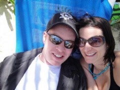 Andrew Nabb aparece junto con su esposa, Sheila Nabb, quien sufre graves lesiones en el rostro después de ser golpeada brutalmente en el ascensor de un hotel en México donde estaba de vacaciones con su marido.