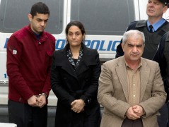 Mohammad Shafia (dcha.), Tooba Yahya (centro), y su hijo Hamed Shafia (izq.) son escoltados en el palacio de justicia de Kingston, Ontario, el 26 de enero de 2012 (Foto: Frank Gunn/The Canadian Press).