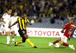 MONTEVIDEO (URUGUAY).- El jugador Marcelo Zalayeta de Peñarol de Uruguay (i) convierte el segundo gol de su equipo ante el arquero Renny Vega (d) del Caracas de Venezuela, durante el partido por la primera fase de la Copa Libertadores, disputado este jueves en el estadio Centenario, en Montevideo