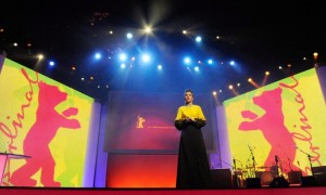 La presentadora alemana Anke Engelke, durante la gala de apertura de la 62º edición del Festival de Cine de Berlín. Foto: Maurizio Gambarini / Efe