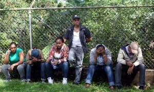 Familiares esperan en la morgue de Sabana de la Mar, República Dominicana. Al menos 16 personas murieron en el naufragio de una frágil embarcación ocurrido la madrugada del sábado en las costas del noreste dominicano cuando pretendía alcanzar las de Puerto Rico con decenas de pasajeros irregulares. Foto: Orlando Barría / Efe