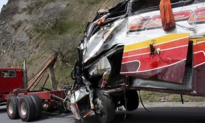 Vista del autobús que cayó por una pendiente, este domingo, a la altura de la comunidad de Cuajara, próxima a la ciudad de Ibarra, en el norte de Ecuador. Al menos 27 personas fallecieron y otras 30 resultaron heridas. Foto: Soledad Contreras / Efe