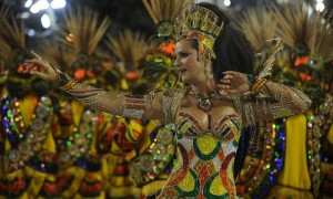 La modelo Luiza Brunet, con la escuela de samba Imperatriz, participa en el primer día de los desfiles del carnaval de Río de Janeiro (Brasil). Foto: Antonio Lacerda / Efe