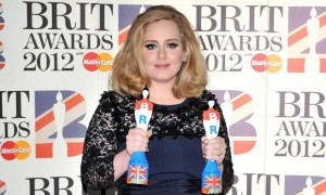 La cantante británica Adele posa con sus premios a Mejor Álbum y Mejor Cantante Femenina durante la ceremonia de los premios Brit de la música en el O2 Arena de Londres. Foto: Daniel Deme / Efe