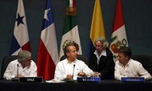 Los presidentes Sebastián Piñera (i), de Chile; Felipe Calderón (c), de México; y Juan Manuel Santos (d), de Colombia, en la clausura de la cumbre presidencial de la Alianza del Pacífico en la Ciudad de Mérida, en el sureste de México. en diciembre de 2011. Foto: Efe