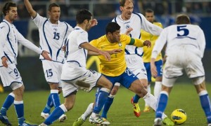 El jugador brasileño Hulk disputa un balón con jugadores de Bosnia, durante un partido amistoso celebrado el AFG Arena en Saint Gallen (Suiza). Foto: Ennio Leanza / Efe