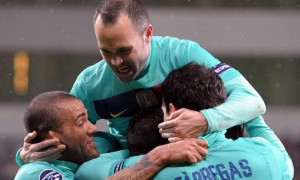 De izquierda a derecha, Daniel Alves, el chileno Alexis Sánchez (abajo), Andres Iniesta y Cesc Fabregas celebran un gol ante el Bayer Leverkusen. Foto: Efe