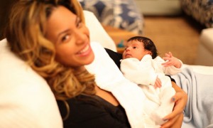 Fotografía por el servicio de blog Tumblr (/helloblueivycarter.tumblr.com) de Blue Ivy, hija de la cantante estadounidense Beyoncé Knowles y el rapero y productor musical Jay-Z. La pareja, que no había mostrado a su pequeña desde que nació a principios de enero, se decidió por publicar unas tiernas fotos familiares