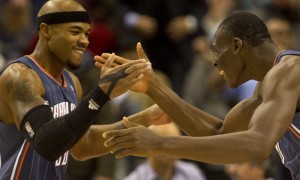 Bismack Biyombo y Corey Maggette, de los Bobcats, durante el encuentro ante los Raptors