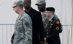 El soldado Bradley Manning (d), sale de la corte militar de Fort Meade, Maryland (EE UU). Foto: Michael Reynolds / Efe