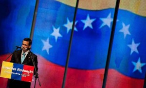 El nuevo líder de la oposición venezolana, Henrique Capriles2, durante el acto en el que fue proclamado ganador de las primarias el pasado domingo, en Caracas (Venezuela). Capriles estuvo acompañado por sus adversarios en esa contienda y pidió el apoyo para las elecciones presidenciales del 7 de octubre. Foto: Miguel Gutiérrez / Efe