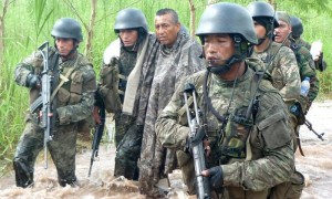 Fotografía del pasado 12 de febrero de 2012 del último líder histórico del grupo terrorista peruano Sendero Luminoso, camarada "Artemio" (c), identificado como Florindo Eleuterio Flores Hala, capturado por fuerzas combinadas del Ejército y la Policía de Perú. Foto: RPP Noticias (www.rpp.com.pe) / Efe