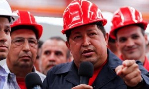 El presidente venezolano, Hugo Chávez, durante una visita a una fábrica de vehículos pesados en Barinas, Venezuela, desde donde anunció que este fin de semana le fue detectada en Cuba "una lesión" en el mismo lugar donde se le extrajo un tumor canceroso en junio del año pasado y que deberá ser nuevamente operado. "Desmiento que tenga metástasis (...), que ya me estoy muriendo", agregó el gobernante al concluir una alocución televisada de casi dos horas. Foto: Palacio de Miraflores / Efe