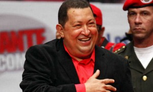 El presidente venezolano, Hugo Chávez, en un acto con miembros de su partido en el teatro Teresa Carreño de Caracas, tras anunciar que viajará a La Habana para someterse a una nueva operación, probablemente el lunes o el martes, en la misma zona en donde le fue extirpado un tumor canceroso en junio pasado. Foto: David Fernández / Efe