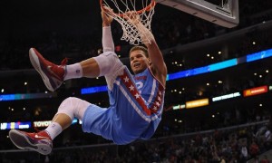 El jugador de los Clippers de Los Ángeles Blake Griffin encesta ante los Spurs de San Antonio. Foto: Michael Nelson / Efe