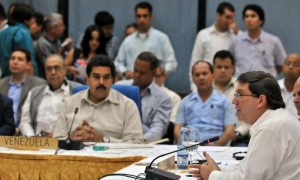 El canciller cubano, Bruno Rodríguez (d), lee un comunicado en la clausura de la reunión del Consejo Político de la Alianza Bolivariana de los pueblos de América (ALBA) en La Habana (Cuba). Foto: Efe